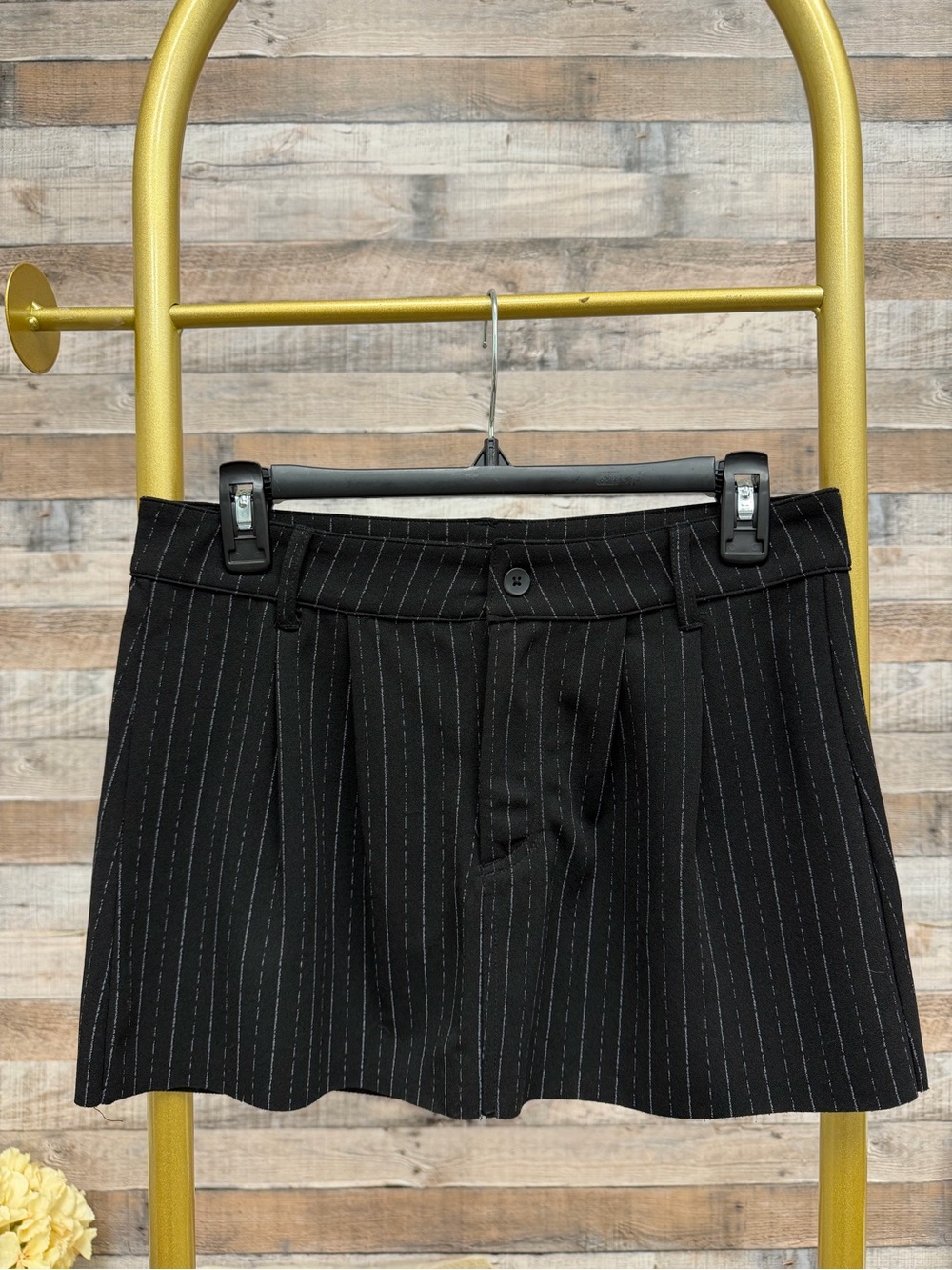 Sincerely Jules black w/ white pinstripe pleated mini skirt